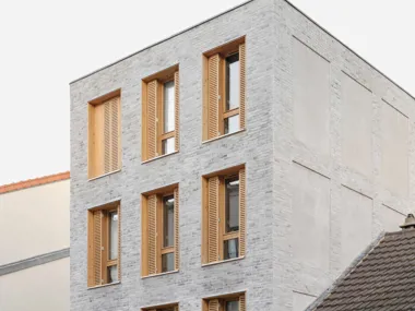 Simplicité et élégance grâce à la combinaison du bois et de la brique