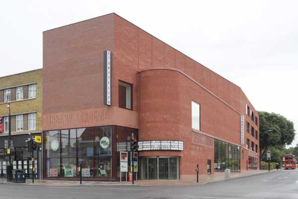 Une réalisation architecturale audacieuse et primée en ville, mettant en scène une brique de parement d’un rouge vibrant