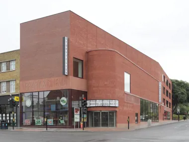 Une réalisation architecturale audacieuse et primée en ville, mettant en scène une brique de parement d’un rouge vibrant