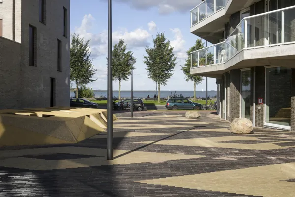Un motif contrasté fait de pavés en terre cuite SeptimA colore la place de quartier Kieke-Boe à Amsterdam