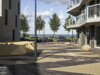 Un motif contrasté fait de pavés en terre cuite SeptimA colore la place de quartier Kieke-Boe à Amsterdam