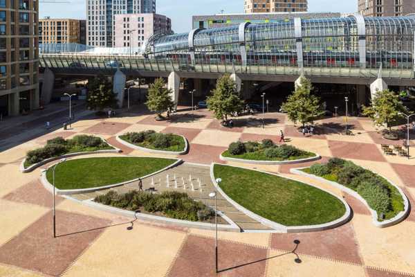Des pavés en terre cuite pour une place haute en couleur à Amsterdam