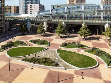 Des pavés en terre cuite pour une place haute en couleur à Amsterdam