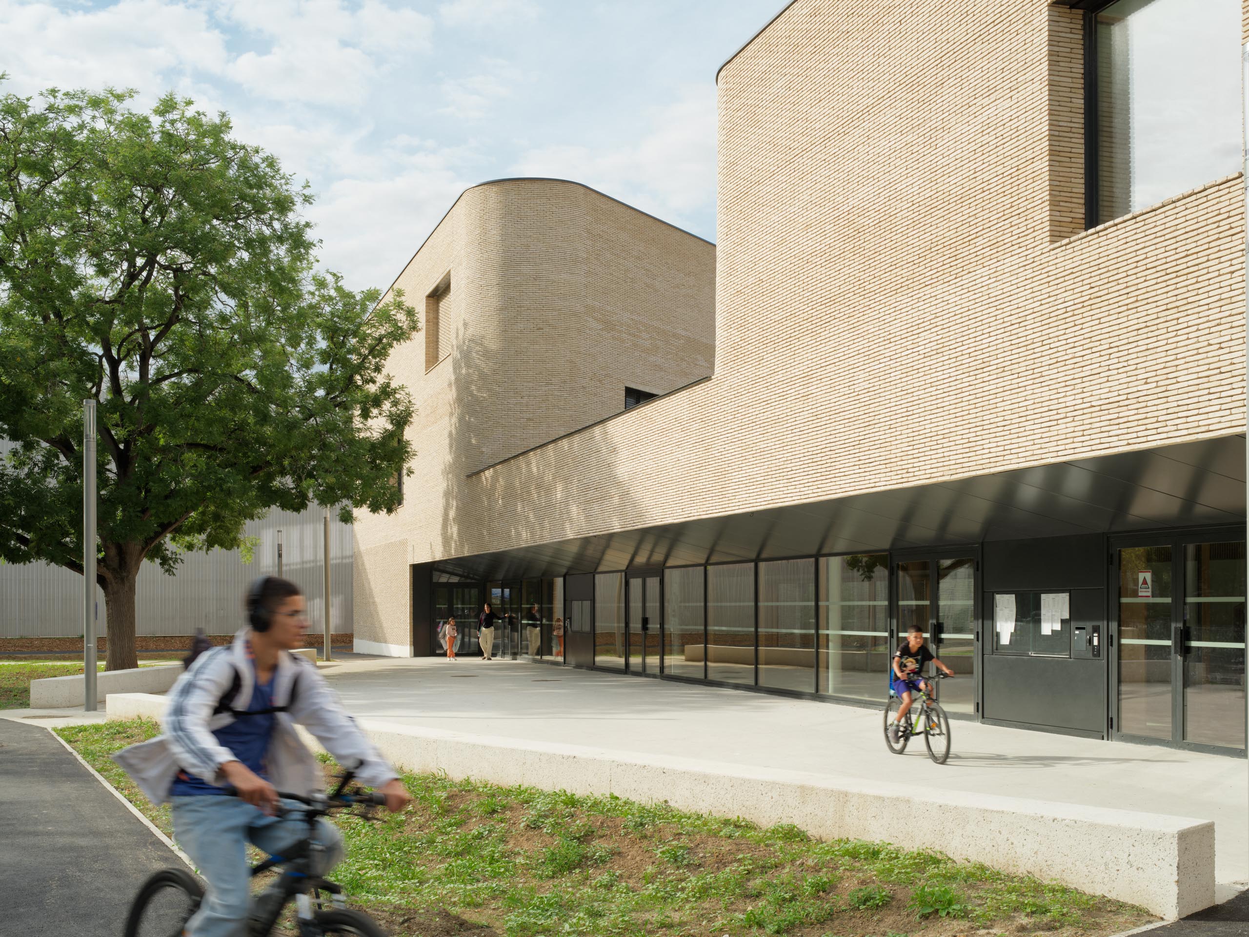 Une écriture architecturale unifiée par la brique